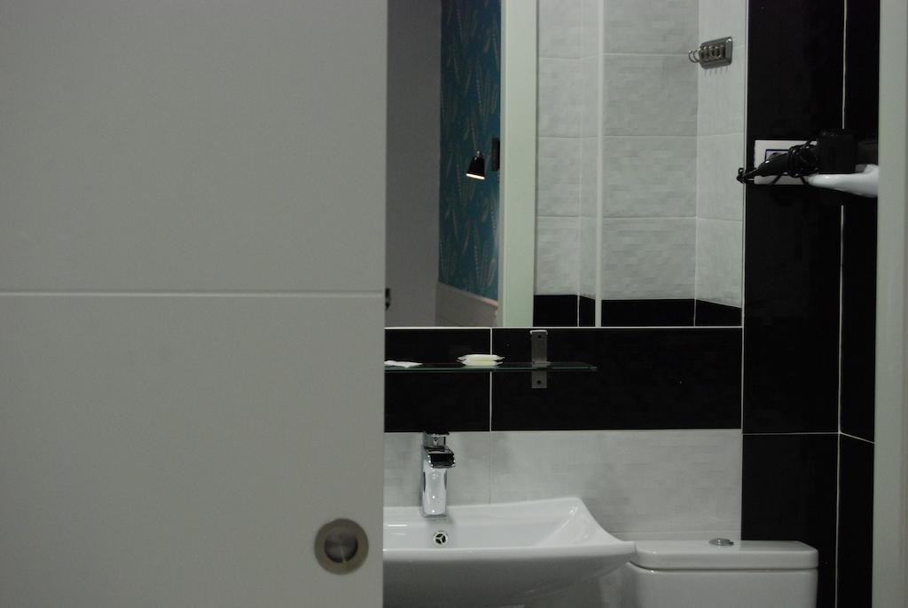 Hostal Petite Maman Madrid Dış mekan fotoğraf